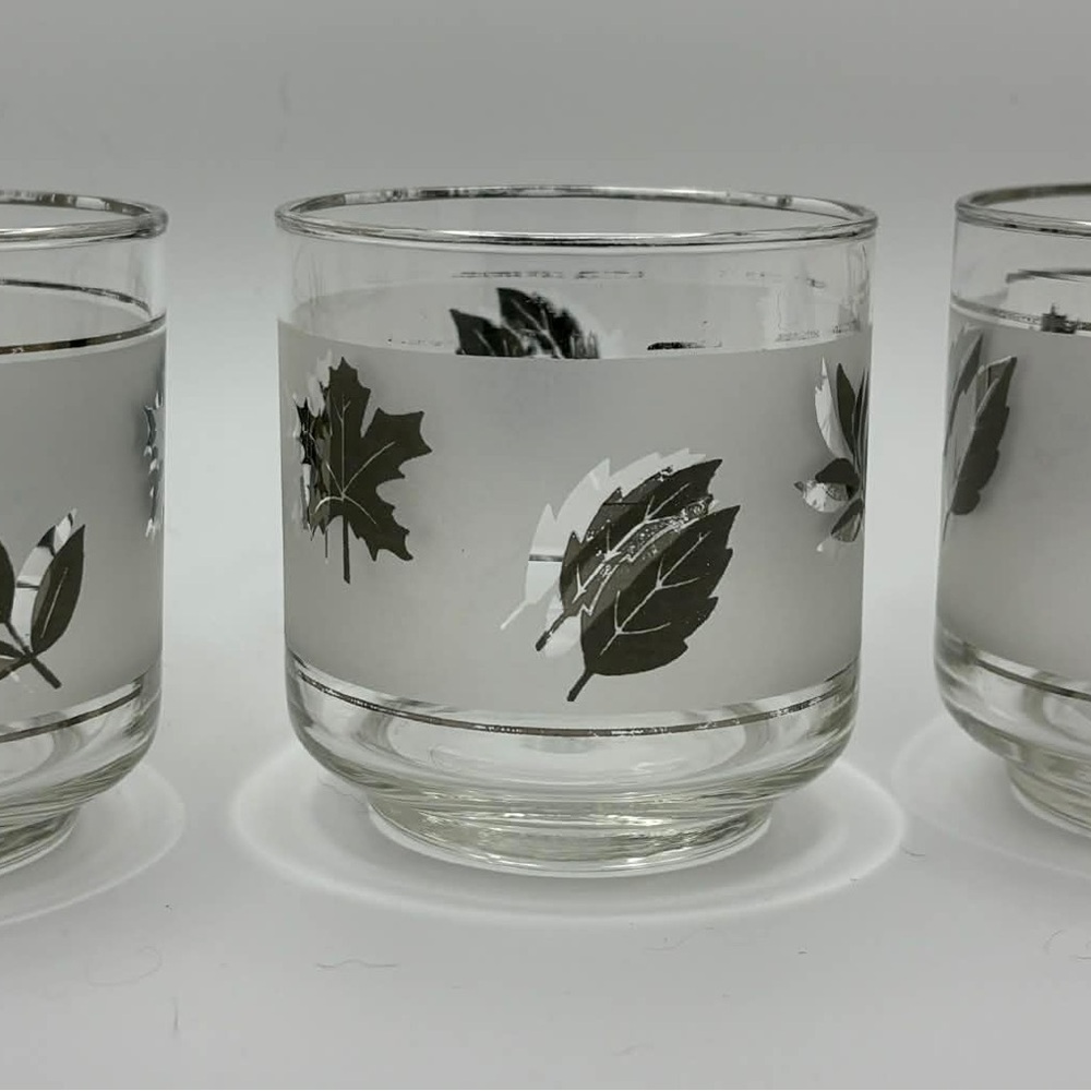 🍃 Vintage Frosted Leaf Glasses – Set of 3